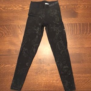 Nike Size Small Black Floral Detail Leggings